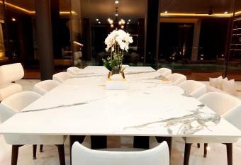 House Of Sea Breeze has rooms with a private hot tub