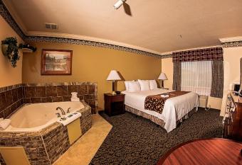 Fairbridge Inn Express Dillon has rooms with a private hot tub