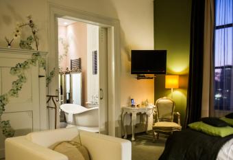 Suitehotel Pincoffs has rooms with a private hot tub