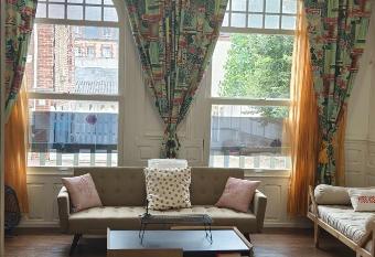 Mer 50 m    pied et Centre ville allows 18 year olds to book a room