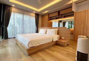 Laguna Villa has rooms with a private hot tub