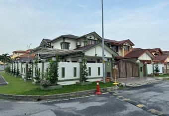 Green Villa Bukit tinggi#event house#karaokeroom has Balcony rooms