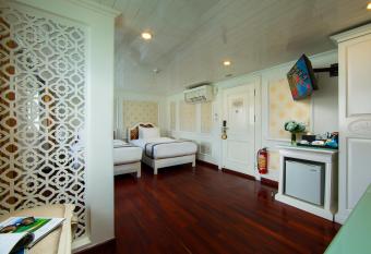 Signature Royal Halong Cruise has rooms with a private hot tub