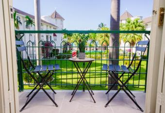 Heart of Ocho Rios-Beachfront Studio-king Bed-Free Beach Access-Pool-Free Wifi 100Mbps allows 18 year olds to book a room