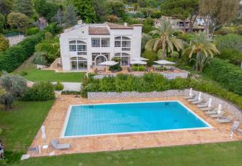 Villa St Maxime allows 18 year olds to book a room