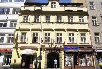 Hotel U dvou zlat  ch kl       has Balcony rooms