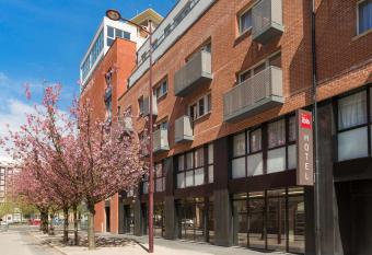 ibis Lille Centre Grand Palais allows 18 year olds to book a room