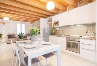 Ca  Degli Antichi Giardini Apartments has rooms with a private hot tub