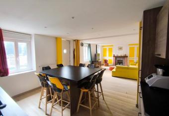 Spacieuse Maison Proche de la Mer has Balcony rooms