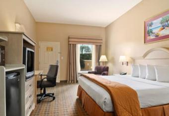 Baymont by Wyndham Crestview has rooms with a private hot tub