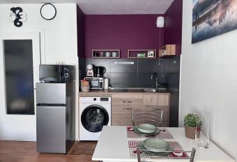 Beau studio proche Strasbourg allows 18 year olds to book a room