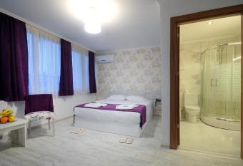 Hotel Abro Sezenler allows 18 year olds to book a room