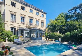 Rare en Ville - Chateau GrandClement Priv   pour 6    10 personnes - Piscine et Parc Verdoyant has rooms with a private hot tub