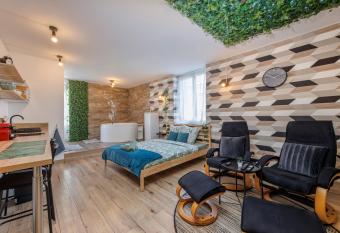 Le scandinave SPA has rooms with a private hot tub