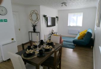 Stunning 3-Bed Apt, near Lakeside Mall, Fast WIFI, PARKING, Chafford STATION allows 18 year olds to book a room