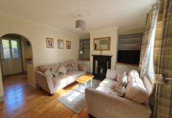Cosy 2 bed cottage in Stamford has Balcony rooms