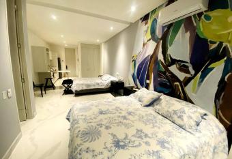 Espectacular apto Loft NUEVO- Frente al Hilton Pozos Colorados has rooms with a private hot tub