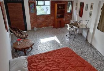 Estudio con jard  n cerca aeropuerto de Toluca has Balcony rooms
