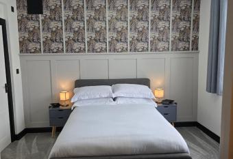 Double room with ensuite bathroom allows 18 year olds to book a room