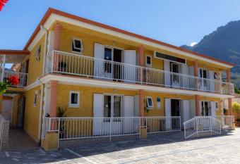 Otroiza Hotel has Balcony rooms
