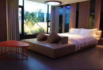 All-Ur Boutique Motel-Hsin Chu Branch has rooms with a private hot tub