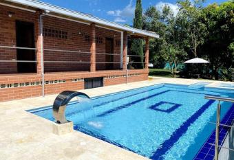 Finca con Piscina y Jacuzzi Privado has rooms with a private hot tub
