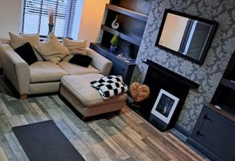 Cosy 19th century town-house has Balcony rooms