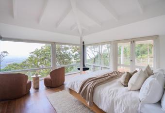 Karma Suites - Heart of Montville has rooms with a private hot tub