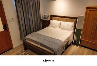 Studio Apartment has rooms with a private hot tub