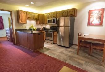 Shepherd Mountain Inn & Suites has rooms with a private hot tub