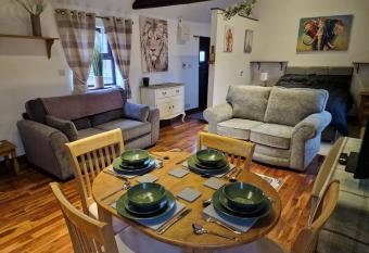 Joiners Arms - Studio Apartments has Balcony rooms