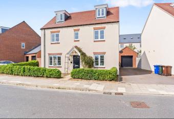 Luxury 5 bed house with hottub nr Bicester Village has rooms with a private hot tub