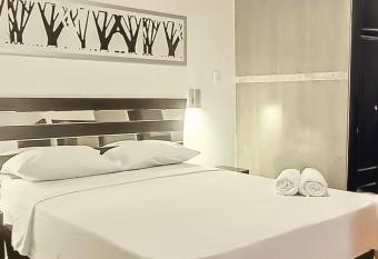 ZenHotel&sauna has rooms with a private hot tub