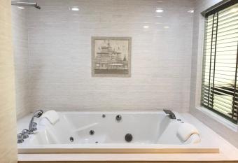 Riche Hua Hin Hotel - SHA Plus has rooms with a private hot tub