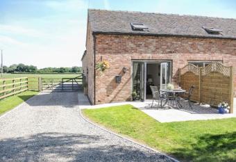 Rural Cottage-Full Kitchen-Pets Ok-Paddock has Balcony rooms