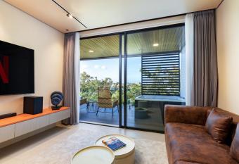 Alex Villas Complex N5 has rooms with a private hot tub