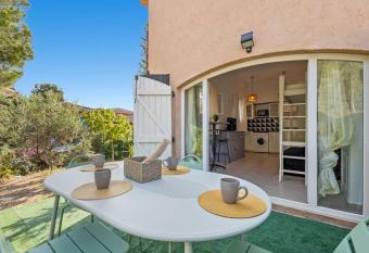 Studio avec jardin ind  pendant,    250m des plages has Balcony rooms