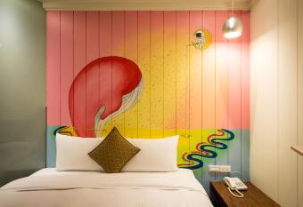 Merryday Hotel Banqiao allows 18 year olds to book a room
