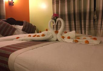 Sweet Home has rooms with a private hot tub