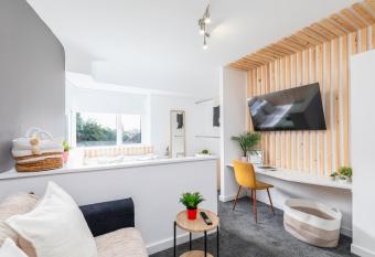 Stylish Studio Apt in Leeds allows 18 year olds to book a room