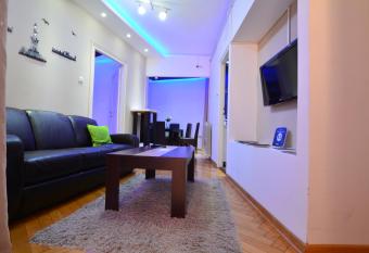 Lux Apartment in Belgrade has rooms with a private hot tub