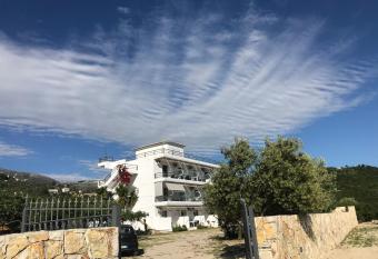 Villa Calliope allows 18 year olds to book a room