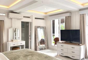 Greenhouse Villa has Balcony rooms