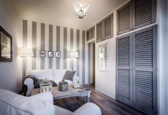 Como Unique View - byMyHomeinComo allows 18 year olds to book a room