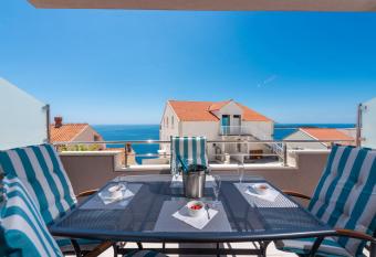 Apartment Tonka has Balcony rooms