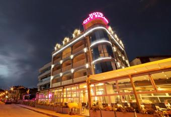 City Palace Hotel has Smoking/Balcony rooms