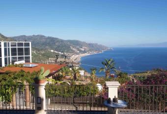 La casetta di Mary has Balcony rooms