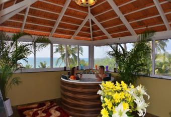 Orabella Villas & Suites has rooms with a private hot tub