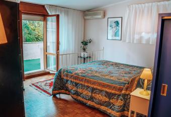 Villa Iris Suite in Open Space con Jacuzzi in Villa in centro citt   con Parcheggio Privato has rooms with a private hot tub