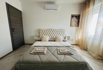 La Casa Rossa has Balcony rooms